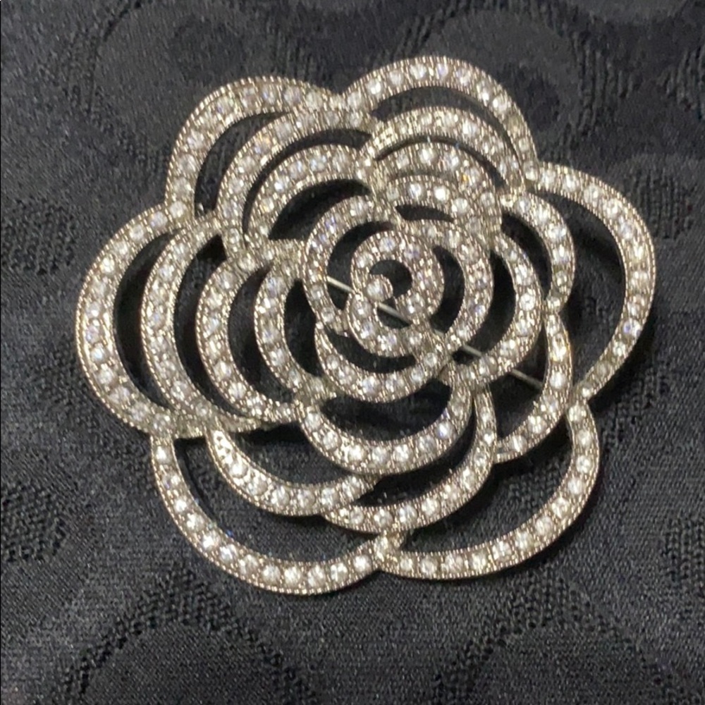 Flower brooch with rhinestones
